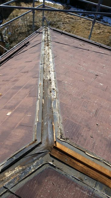 岡谷市：屋根の板金：棟部分を直しています