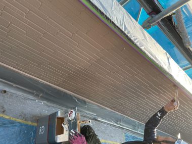 諏訪市屋根外壁ベランダ防水塗装工事の様子